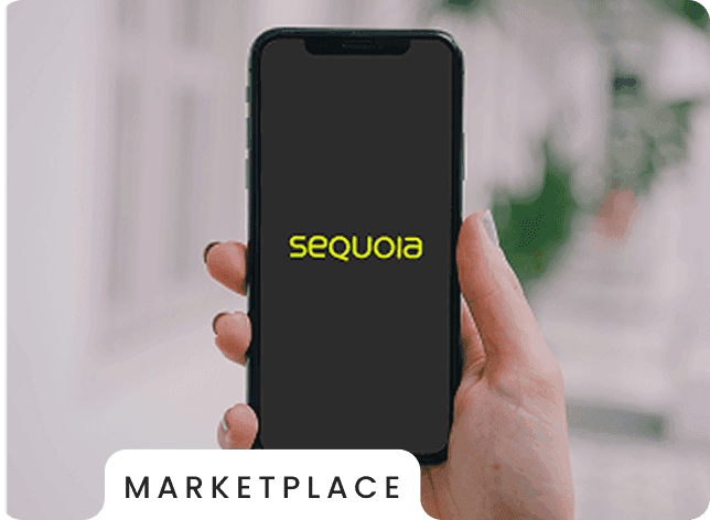 imagem de uma mão segurando um celular com a logo da sequoia no fundo de tela