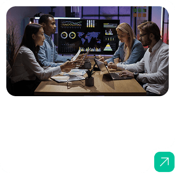 Equipe em uma reunião produtiva com dashboards ao fundo
