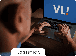 imagem homem mexendo em um computador com a logo da VLI
